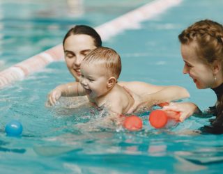 Bebês na piscina: quando e como começar com segurança